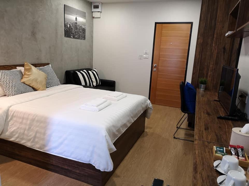 Tata House Aparthotel Bangkok Buitenkant foto