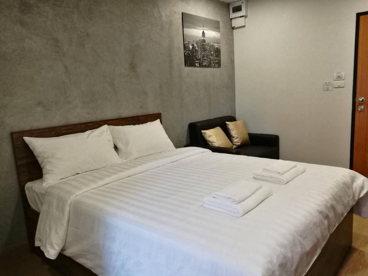 Tata House Aparthotel Bangkok Buitenkant foto
